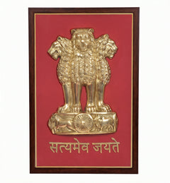 सोने रंग की सिंह-प्रतिमा और 'सत्यमेव जयते' वाला ब्रास दीवार हैंगिंग