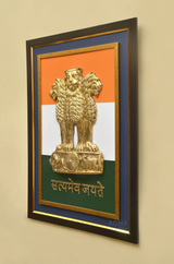 पीतल एशोक स्तंभ प्रतीक दीवार फ्रेम में, नीचे हिंदी वाक्य