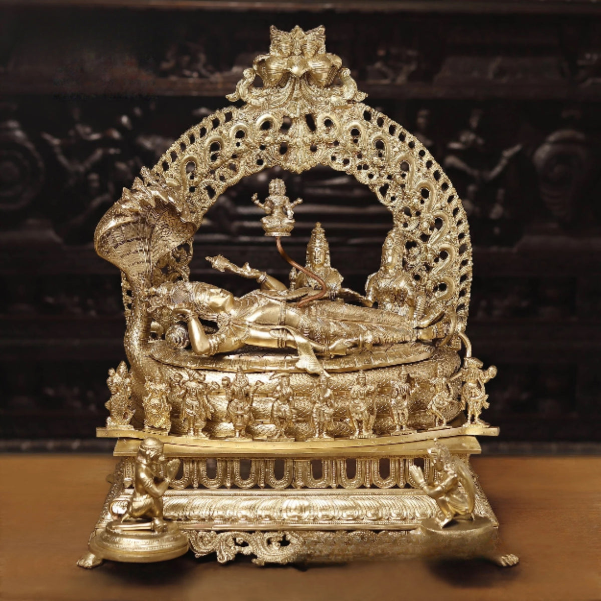 Messing Vishnu-Statue auf Sheshnag, mit geprägtem Bogen und figürlichem Sockel, 26 Zoll