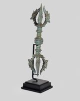Vintage Dorje aus Bronze, acht Speichen, drei Viertelansicht auf schwarzem Sockel