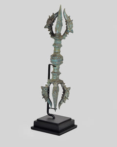 Vintage Dorje aus Bronze, acht Speichen, drei Viertelansicht auf schwarzem Sockel