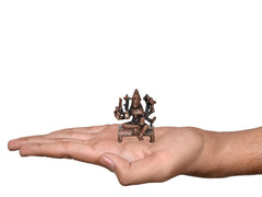 Varahi Idol Figur (4,5 cm), sitzende achtarmige Skulptur in der Hand, bronzefarben