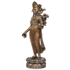 Tara Dekofigur aus Polyresin: seitliche Ansicht, verzierte Robe, Lotus-Sockel