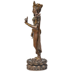 Polyresin Tara Figur, Seitenansicht mit erhobener Hand, verzierte Krone, Lotusbasis