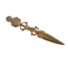 Dorje-Furba-Phurpa Anhänger, schräger Blick auf Dolchklinge und Ornamentgriffe