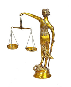 Stehendes Messingidol mit Waage, goldfarben, Figur mit verbundenen Augen
