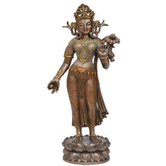 Stehende Tara Polyresinfigur mit goldener Krone und gemusterter Robe, auf Lotus-Sockel