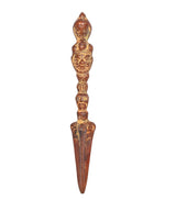 Brassfarbener Phurba-Anhänger mit figürlichem Griff und langer, spitzer Klinge