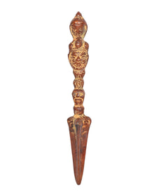 Brassfarbener Phurba-Anhänger mit figürlichem Griff und langer, spitzer Klinge
