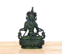 Tara Devi Figur im Meditationssitz, grüne Patina, detaillierter Kopfputz