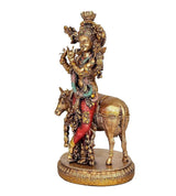 Krishna-Statue auf Kuh, roter Schal, türkisfarbener Schmuck, kunstvolle Details, Sockel