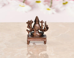 Varahi Idol Figur, sitzende achtarmige Darstellung, bronzefarben auf Sockel