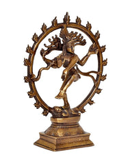 Messing-Nataraj-Idol von Lord Shiva, Dreiviertelansicht im Tanz auf mehrlagigem Sockel