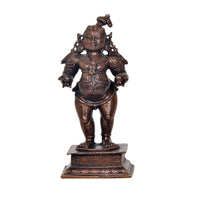 Bal-Krishna Miniaturfigur, kupferfarben, frontal mit verziertem Gewand und Sockel