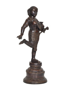 Bronze Skulptur einer Frau von der Seite, angewinkeltes Bein, Hände in Laufpose