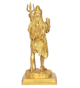 Goldfarbene Rückansicht der Shiva-Statue mit Dreizack, auf flachem Sockel