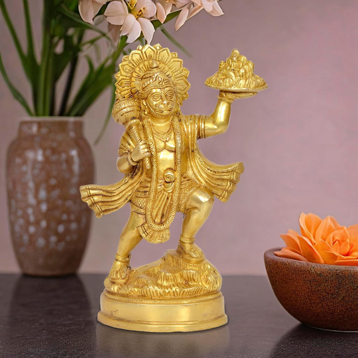 Messing-Hanuman-Statue mit erhobenem Arm und bergförmigem Kopfschmuck, Dekofigur