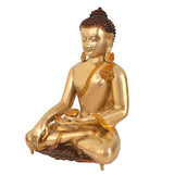 Seitliche Ansicht der Buddha-Statue im Meditationssitz, goldfarbig, verzierte Robe und Handhaltung