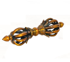 Tibetisches Dorje aus Messing, seitliche Ansicht mit acht Prongs und gelblich-braunen Enden