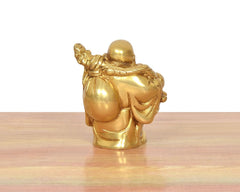 Rück-/Draufsicht-Ansicht: Goldfarbener Messing-Buddha mit Ärmel- und Gewandstruktur