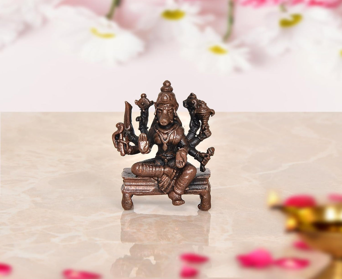 Varahi Figurine, sitzende achtarmige Göttin auf Sockel, bronzefarben, 4,5 cm