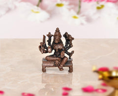 Varahi Figurine, sitzende achtarmige Göttin auf Sockel, bronzefarben, 4,5 cm