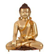 Buddhafigur im Meditationssitz, goldfarbene Messingoberfläche, verzierter Kopfkranz