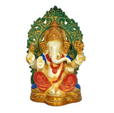 Ganesha-Statue aus Messing mit grünem, goldverziertem Prunkbogen, blauem Kleid und roten Händern