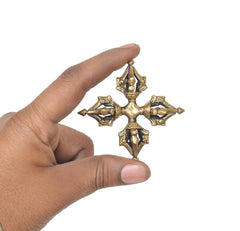 Small brass dorje, crown top with four arrow-like prongs