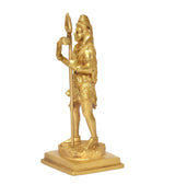 Goldfarbene Shiva-Statue seitlich: Trident nach vorn, detailliertes Gewand, auf Sockel
