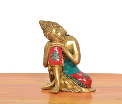 Sitzende Buddha-Figur aus Messing, goldfarben mit türkis-rotem Mosaikboden