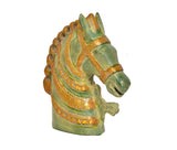Pferdestatue von der Rückseite, grünes Pferd mit goldenem Zierband und Prägemustern