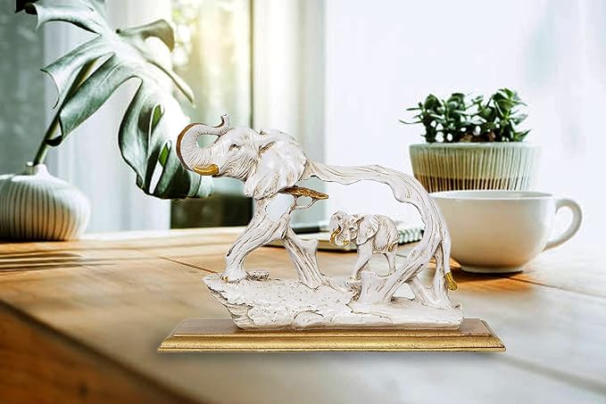Weiße Elefantenfigur aus Polyresin: erwachsenes Tier mit Kalb auf Sockel