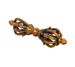 Kleines tibetisches Dorje aus Messing mit acht Prongs und dunkel-goldenen Rillen