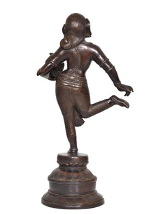 Bronze Skulptur einer Frau mit Rückansicht, laufende Position, detailreiches Gewand