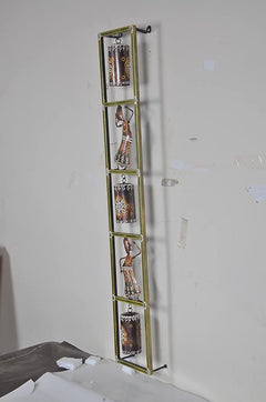 Hohe Wandkunst mit grünen Metallstreben und vier Tribal-Dancer Bildern