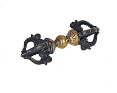 Angerichteter Messing-Dorje mit fünf Spitzen, schwarzes Relief, goldene Gürtel