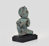 Krishna Bronze-Sitzstatue mit Flöte, Rück-/Dreiviertelansicht, türkis patiniert, Sockel