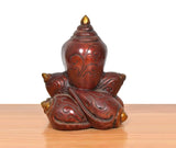 Ganapati-Skulptur, andere Vorderansicht, rotbraun mit goldenen Details und Reliefornamenten