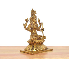 Messing-Idol Rajarajeshvari mit erhobenen Waffen, sitzend auf Lotus; goldfarbener Sockel