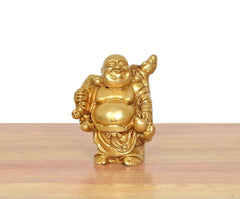 Stehende Lach-Buddha-Statue in goldfarbigem Messing, frontal mit freundlichem Gesicht