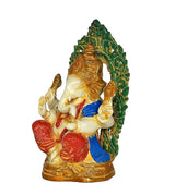 Ganesha Figur in Seitenansicht mit erhobenem Arm, rotem Unterteil, blauem Gewand und goldenem Sockel