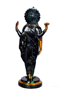 Dhanvantari-Messingstatue von hinten: dunkles Gewand, erhobene Arme, verzierter Kopf
