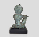 Krishna Sitzstatue mit Flöte aus Bronze, Rückansicht, türkisgrüne Patina, schwarzer Sockel