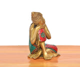 Sitzender Messingbuddha von hinten, goldfarben mit türkis-rotem Mosaikgewand
