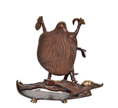 Estatua de Kali de bronce con Shivji, vista trasera; manos, escudo y base en arco