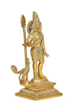 Lord Kartikeya Messingstatue seitlich, Pfauenstab und Pfauenmotiv, goldfarben, auf Sockel