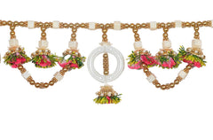 Detail der Toran-Dekoration: goldfarbene Perlenkette, Kreis-Medaille und Blumenquasten