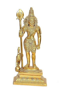 Lord Kartikeya Messingfigur mit Pfauenstab, frontal, detailliertes Gesicht, goldfarben