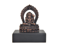 AONA Hanuman-Idol in Dhyan-Mudra, kupferfarben, runder Ornamentrahmen, schwarzer Sockel